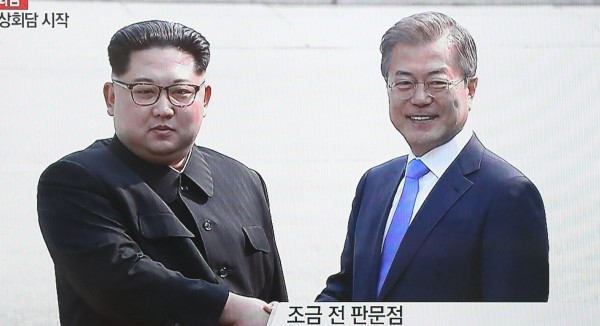 문재인 대통령과 김정은 국무위원장이 27일 오전 판문점에서 만나 악수하고 있다.(사진= YTN 캡쳐)