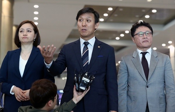 김영문 관세청장이 30일 오후 인천공항 제1여객터미널에서 열린 현안점검회의 이후 기자들의 질문에 답하고 있다. (사진=newsis)