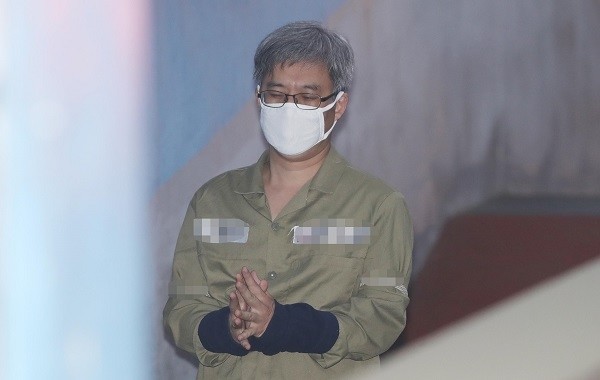 댓글 여론조작 혐의를 받는 '드루킹' 김모 씨가 2일 서울 서초구 서울중앙지법에서 열린 첫 공판에 출석하고 있다. (사진=newsis)