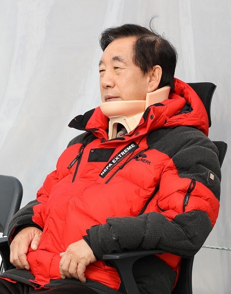 자유한국당 김성태 원내대표가 서울 여의도 국회 본청 앞에서 드루킹 특검 도입을 요구하며 단식 농성을 하고 있다. (사진=newsis)