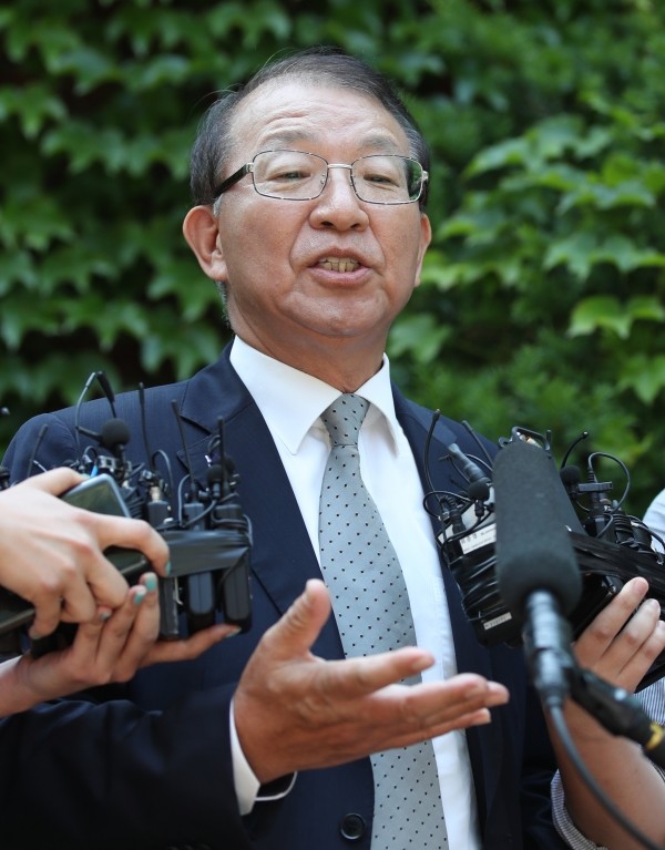 양승태 전 대법원장이 1일 오후 경기도 성남시 자택 인근에서 '재판거래 의혹' 관련 입장을 발표하고 있다.(사진=newsis)