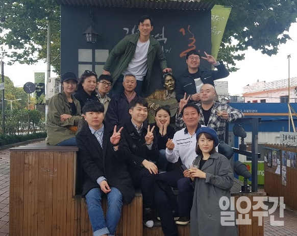 대구의 근대화 골목으로 각광을 받고 있는 김광석 골목에서 행사에 참석한 학생들이 함께 기념촬용을 하고 있다.