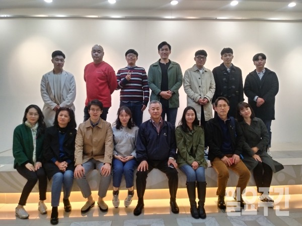 일치를향한정치학교 제9기 영호남교류행사에서 특강을 마친 후 기념 촬영을 하고 있다.(대구미르치과병원 세미나실)