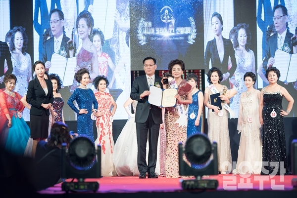 소상공인포커스 노금종 대표, 김준회 소상공인포커스 홍보대사 수상 후 기념촬영